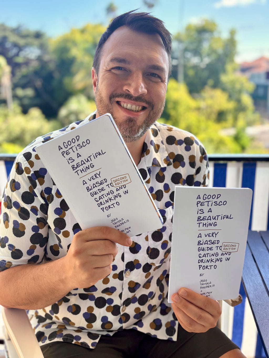 The petiscos showing a book