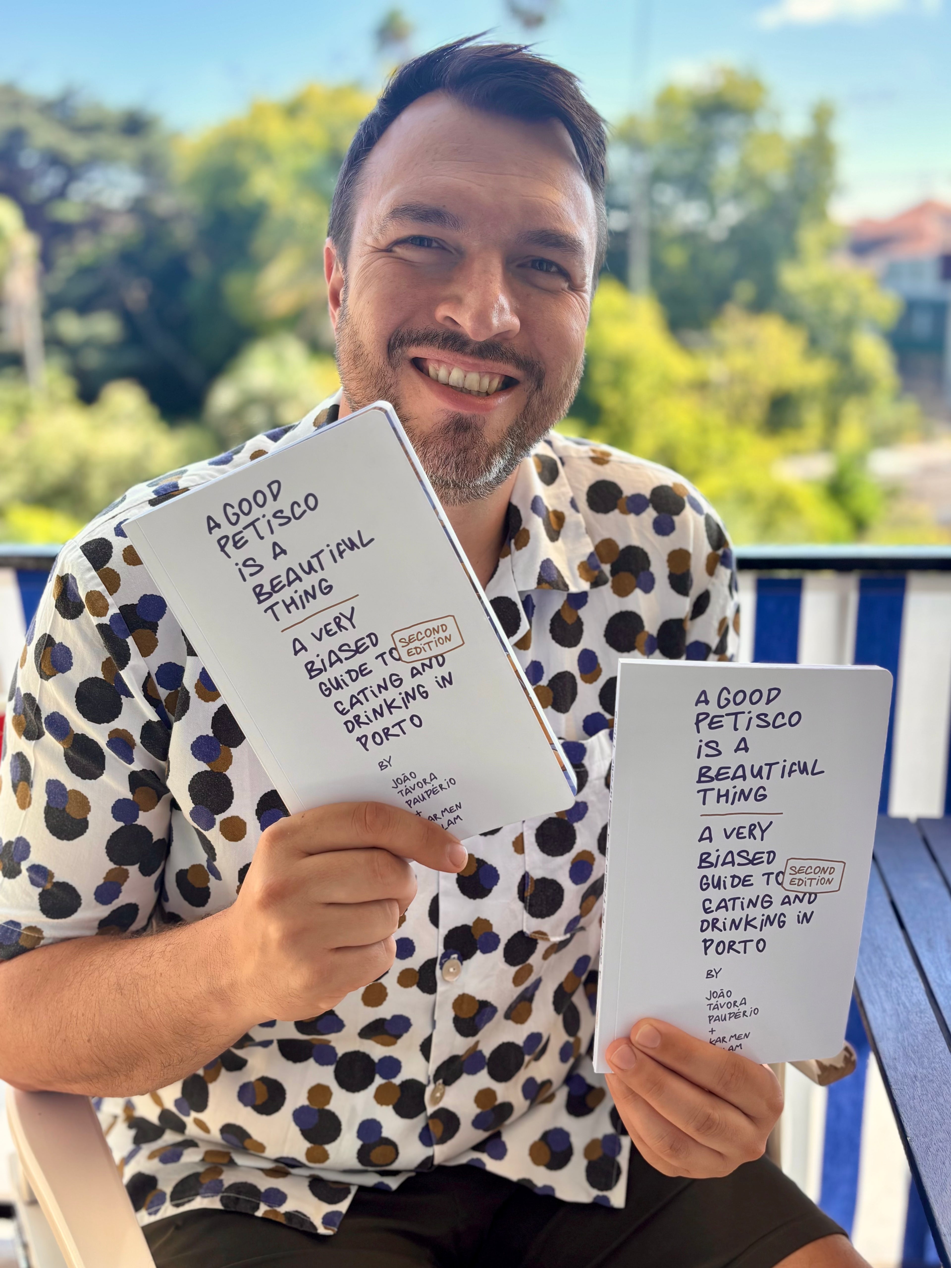 The petiscos showing a book